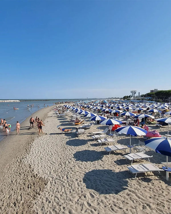La spiaggia con gli ombrelloni